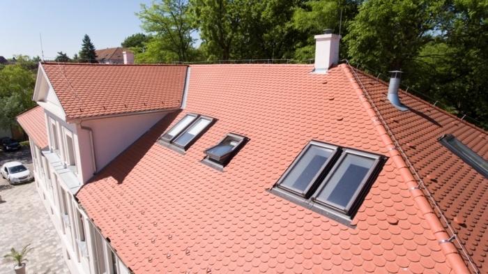 Toit en tuile de profil avec fenêtre de toit R4 Roto