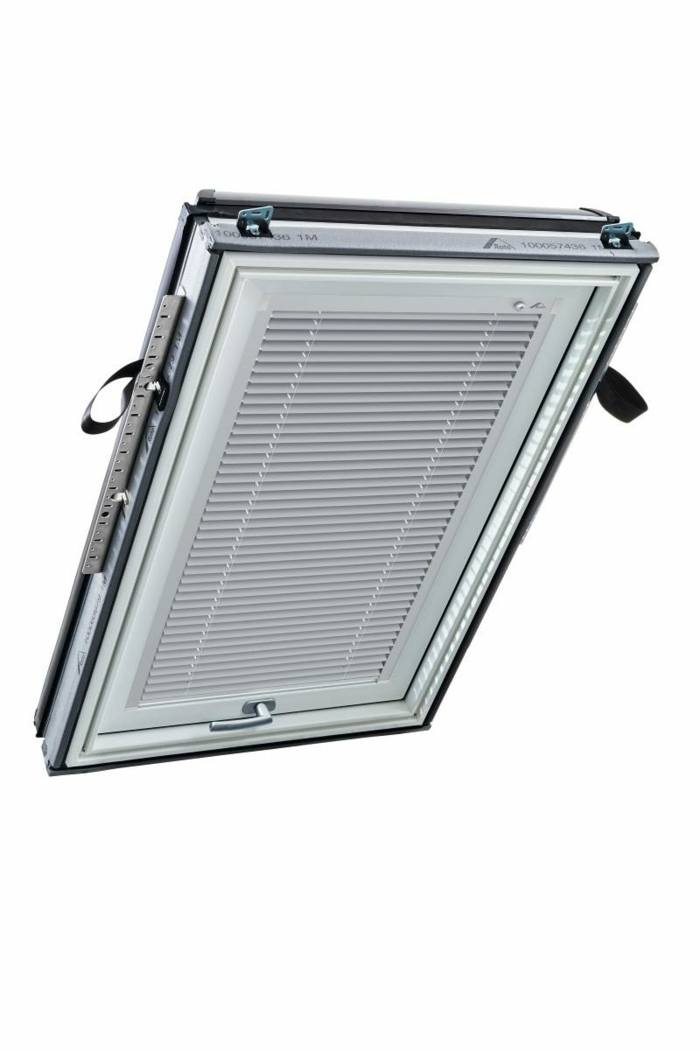 Store vénitien fermé fenêtre pvc